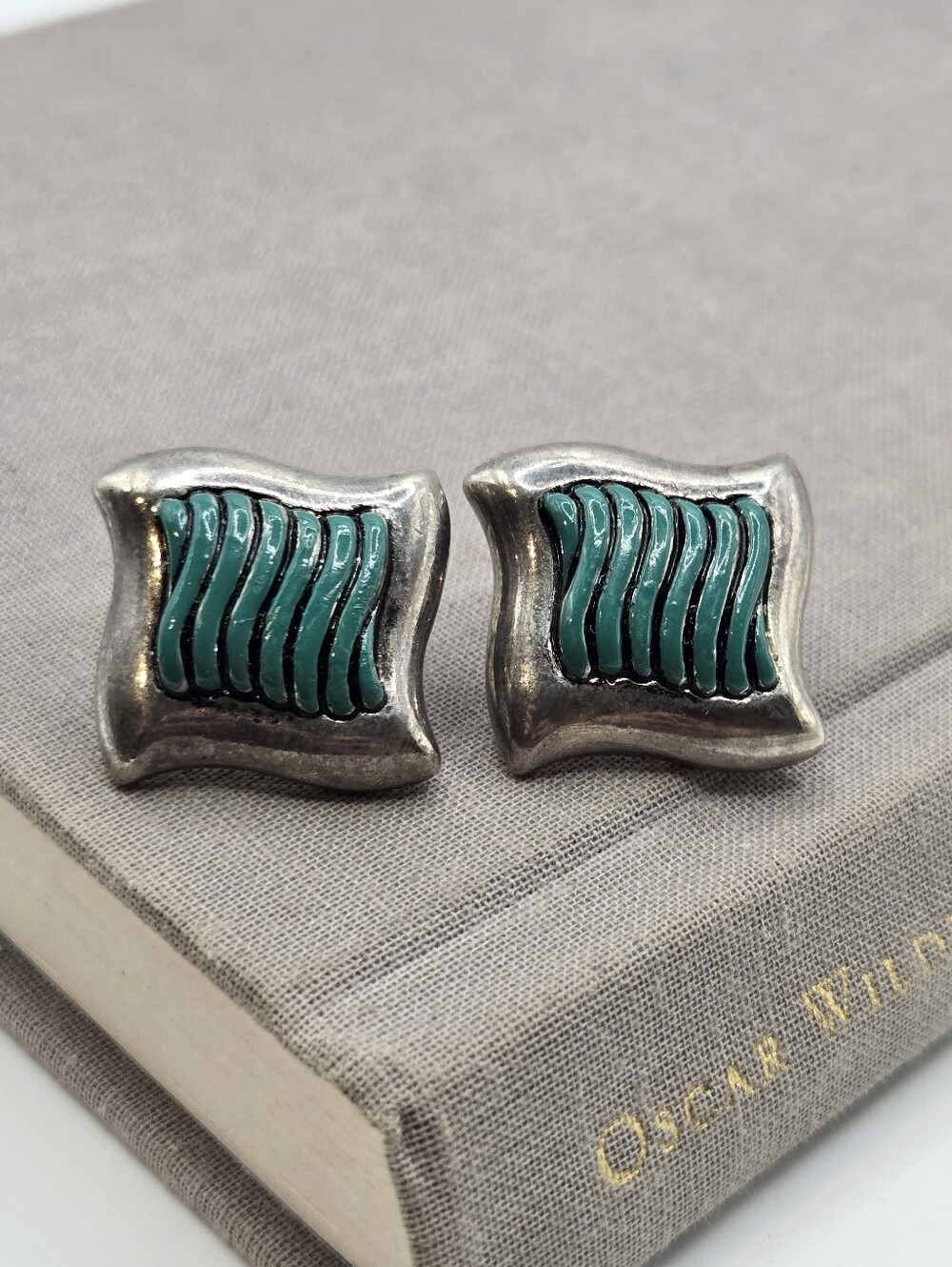 Silvertone Venetian Quatrefoil Studs Earrings Rope texture Old Money Green VTG